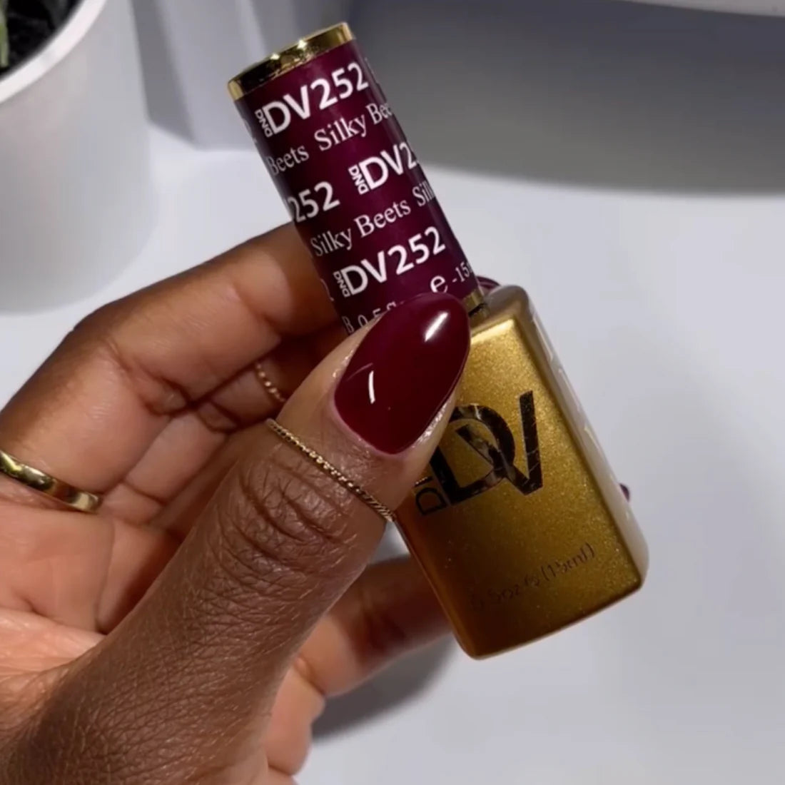 DND DIVA Duo Gel Matching Color 252 Silky Beets